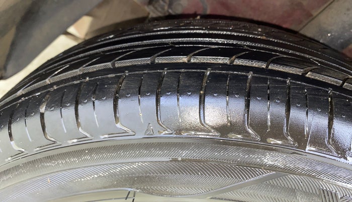 2014 Hyundai Xcent S 1.2, Petrol, Manual, 1,37,662 km, Right Rear Tyre Tread