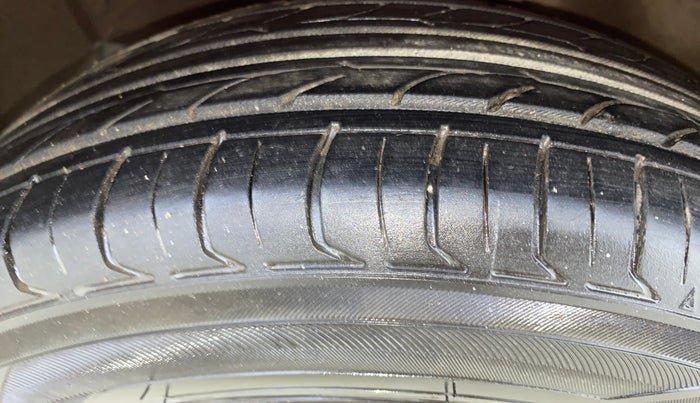 2014 Hyundai Xcent S 1.2, Petrol, Manual, 1,37,662 km, Left Front Tyre Tread