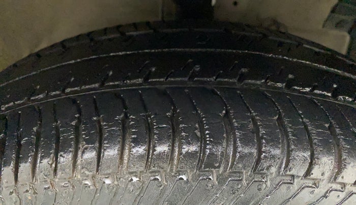 2014 Maruti Swift VXI, Petrol, Manual, 37,659 km, Right Front Tyre Tread