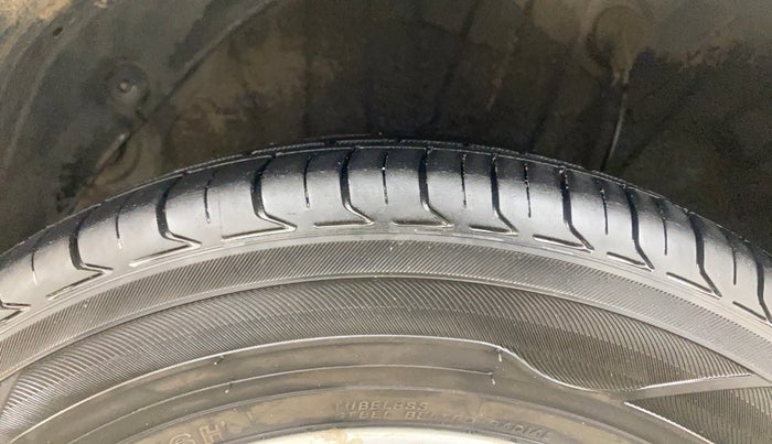 2014 Hyundai i20 ASTA 1.4 CRDI, Diesel, Manual, 1,02,817 km, Right Rear Tyre Tread