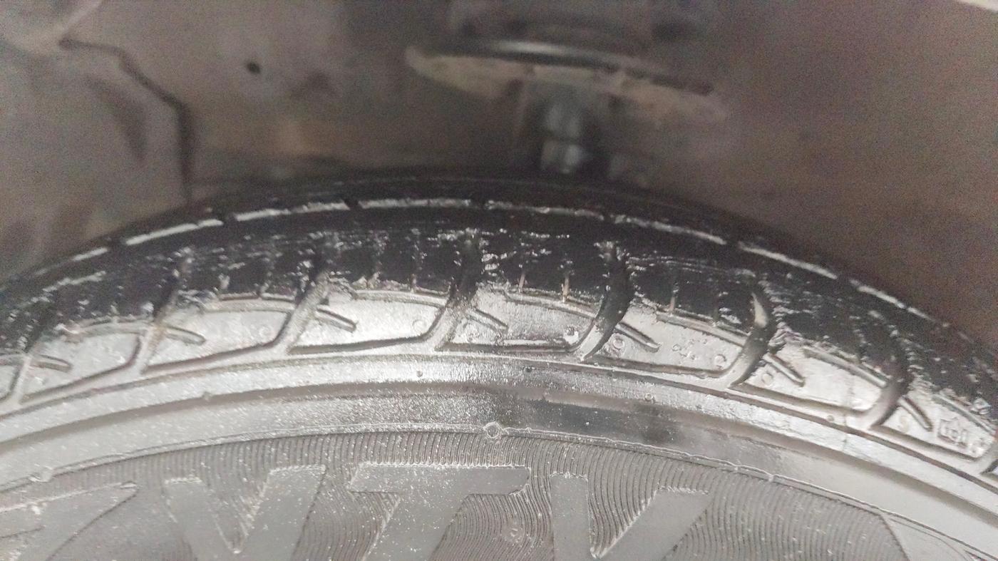 2017 Maruti Ciaz ZETA 1.4  AT PETROL, Petrol, Automatic, 68,611 km, Left Front Tyre Tread