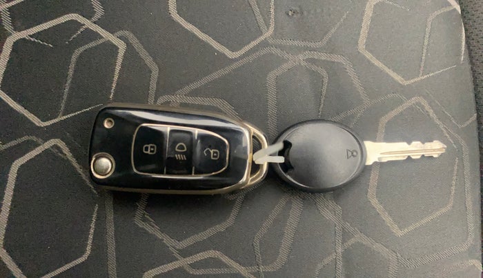 2016 Tata Tiago XT PETROL, Petrol, Manual, 68,731 km, Key Close Up