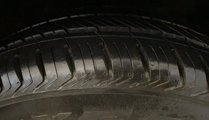 2013 Honda Amaze 1.2L I-VTEC S, Petrol, Manual, 1,17,789 km, Right Front Tyre Tread