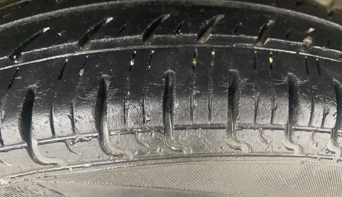 2018 Renault Kwid RXT 1.0 (O), Petrol, Manual, 33,197 km, Left Rear Tyre Tread