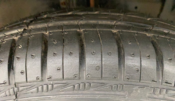 2014 Maruti Swift VXI, Petrol, Manual, 68,306 km, Right Front Tyre Tread