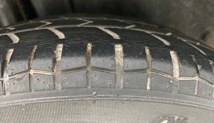 2014 Maruti Swift VXI, Petrol, Manual, 68,306 km, Right Rear Tyre Tread