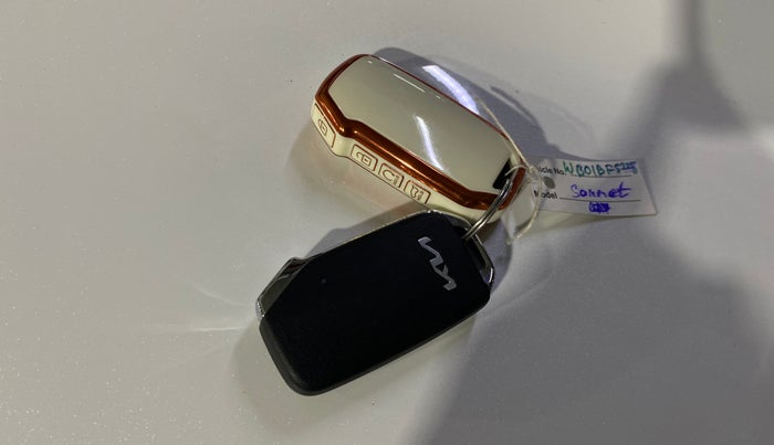 2025 KIA SONET HTK PLUS 1.2 PETROL MT, Petrol, Manual, 1,804 km, Key Close Up