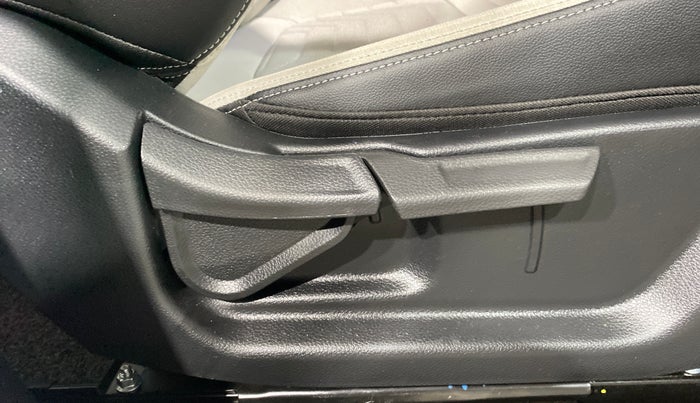 2025 KIA SONET HTK PLUS 1.2 PETROL MT, Petrol, Manual, 1,804 km, Driver Side Adjustment Panel