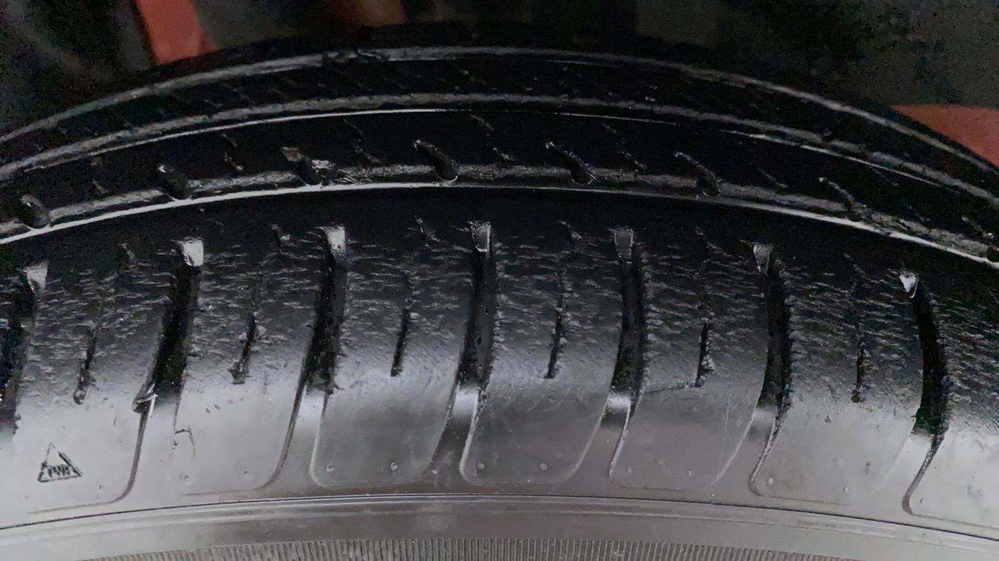 2018 Maruti Swift VXI AMT D, Petrol, Automatic, 12,103 km, Right Front Tyre Tread