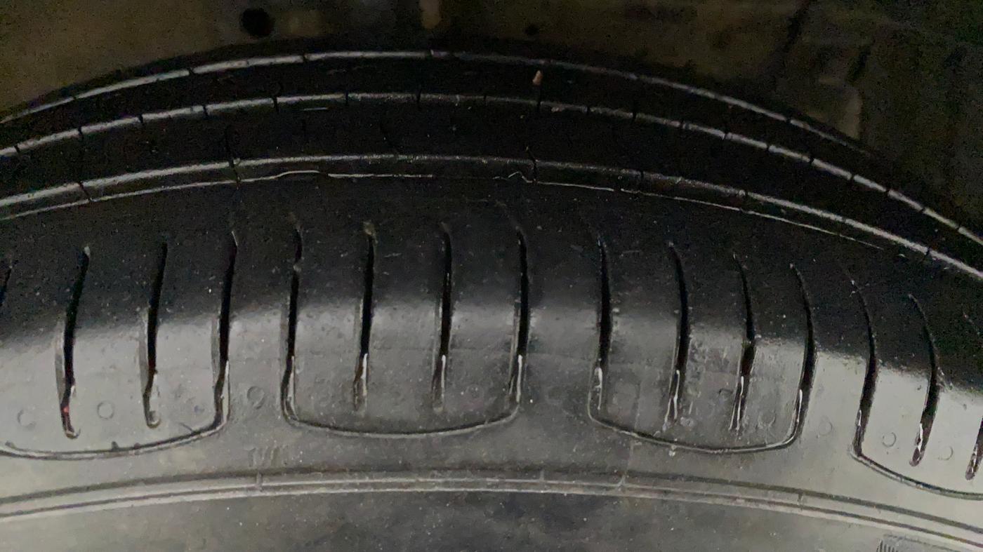 2013 Maruti Swift VXI, Petrol, Manual, 60,424 km, Right Front Tyre Tread