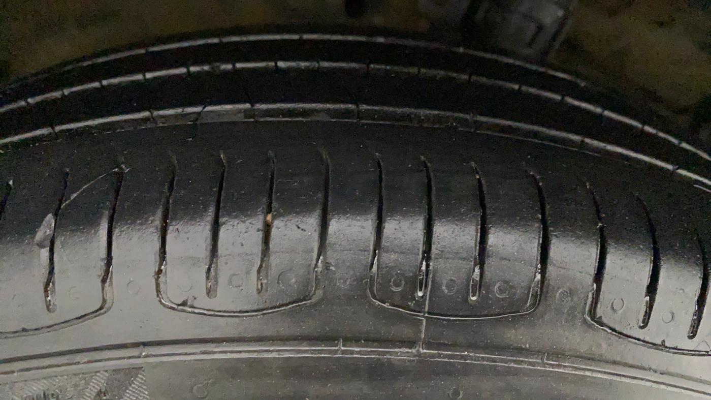 2013 Maruti Swift VXI, Petrol, Manual, 60,424 km, Right Rear Tyre Tread