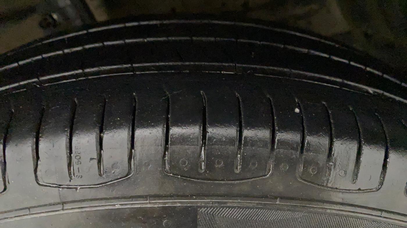 2013 Maruti Swift VXI, Petrol, Manual, 60,424 km, Left Front Tyre Tread
