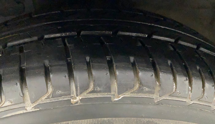 2014 Hyundai Verna FLUIDIC 1.4 VTVT CX, Petrol, Manual, 49,716 km, Left Front Tyre Tread