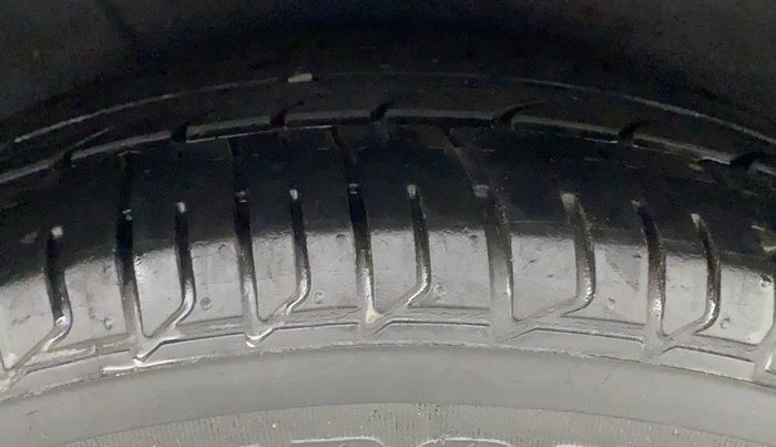 2014 Hyundai Verna FLUIDIC 1.4 VTVT CX, Petrol, Manual, 49,716 km, Right Rear Tyre Tread