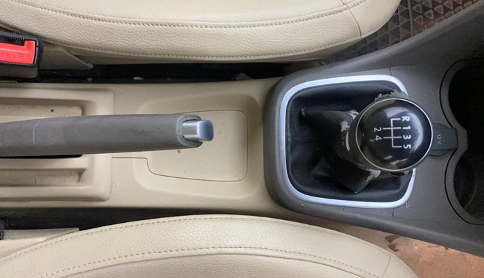 2016 Volkswagen Vento HIGHLINE 1.6 MPI, Petrol, Manual, 80,398 km, Gear Lever