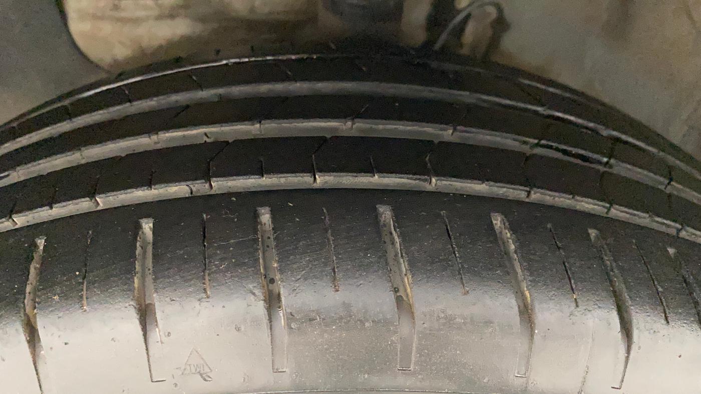 2019 Hyundai Elite i20 ASTA (O) CVT, Petrol, Automatic, 10,127 km, Left Front Tyre Tread