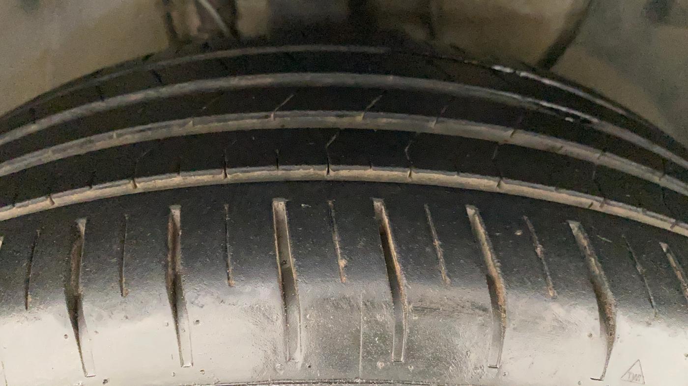 2019 Hyundai Elite i20 ASTA (O) CVT, Petrol, Automatic, 10,127 km, Right Front Tyre Tread