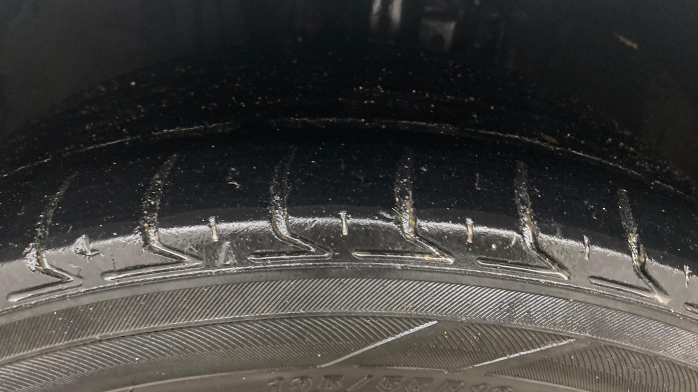 2018 Volkswagen Vento HIGHLINE PLUS 1.2 AT 16 ALLOY, Petrol, Automatic, 99,068 km, Left Front Tyre Tread