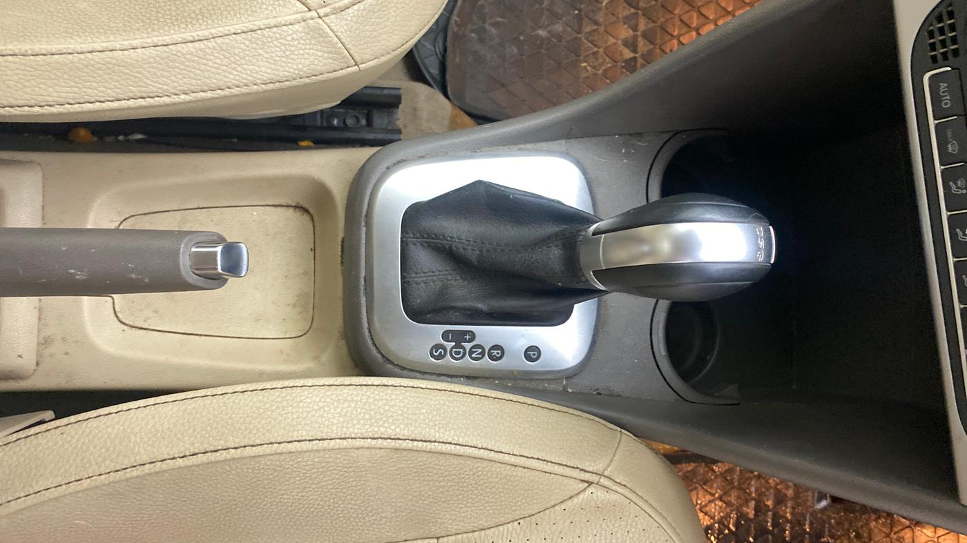 2018 Volkswagen Vento HIGHLINE PLUS 1.2 AT 16 ALLOY, Petrol, Automatic, 99,068 km, Gear Lever