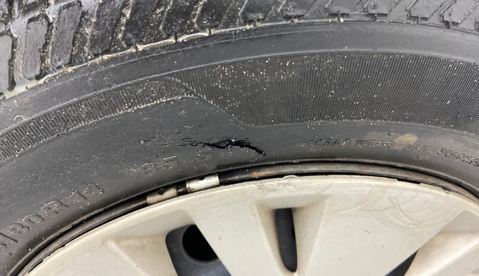 2012 Maruti Swift VXI, Petrol, Manual, 26,749 km, Right front tyre - Minor Bulge < 0.5 inch (End to end measurement)