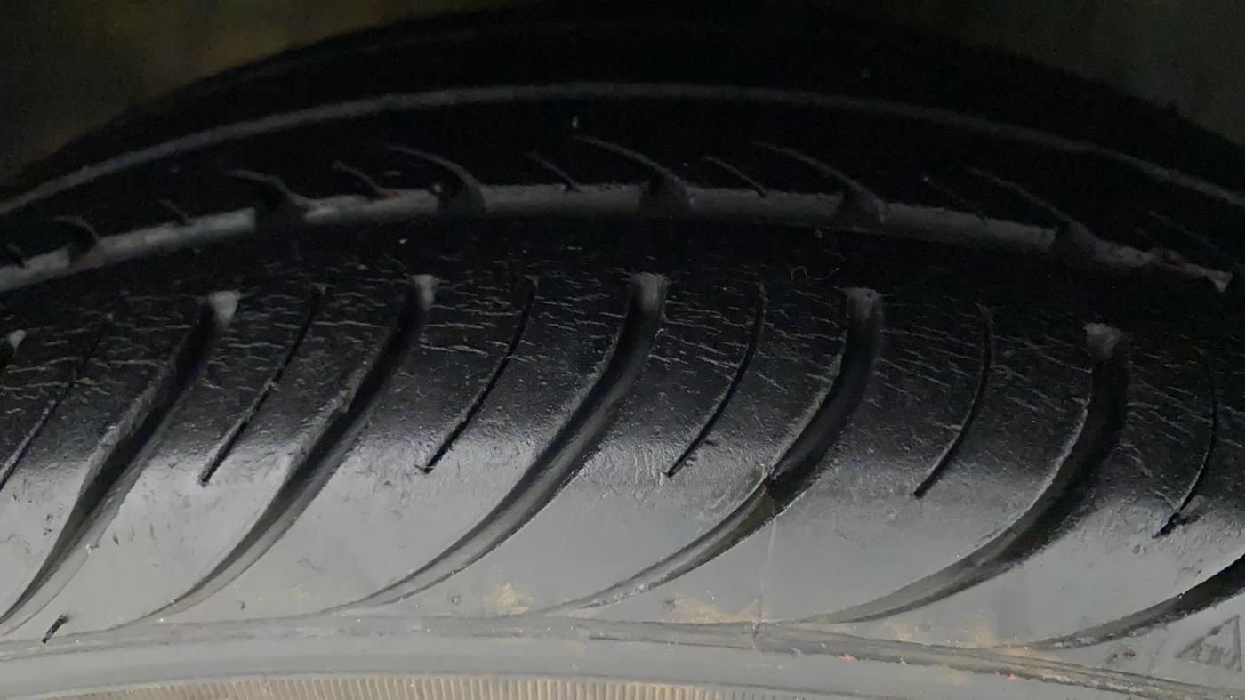 2018 Hyundai Eon SPORTZ, Petrol, Manual, 61,727 km, Right Front Tyre Tread