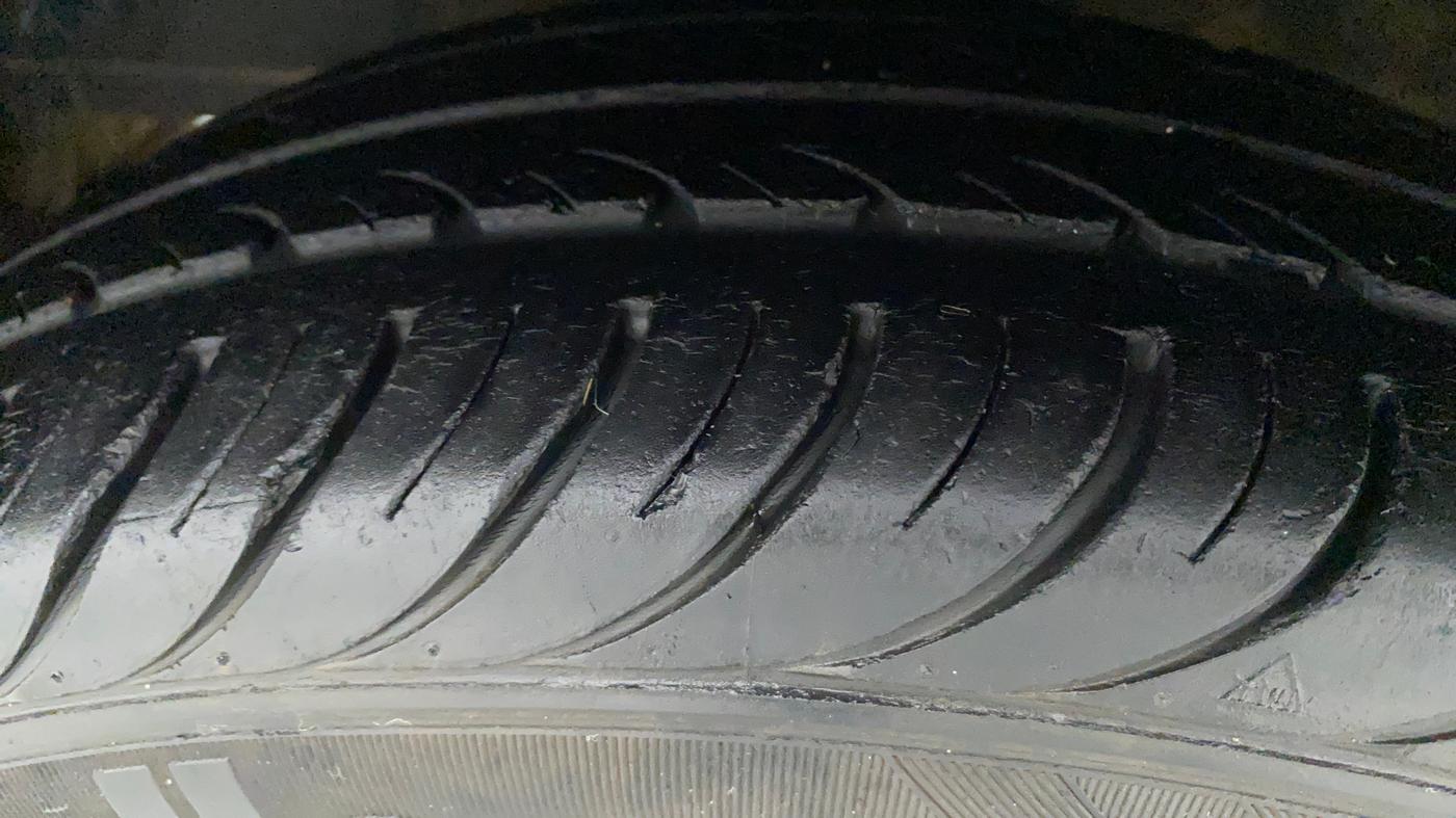 2018 Hyundai Eon SPORTZ, Petrol, Manual, 61,727 km, Left Front Tyre Tread
