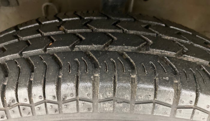 2012 Maruti Swift VXI, Petrol, Manual, 60,606 km, Left Front Tyre Tread