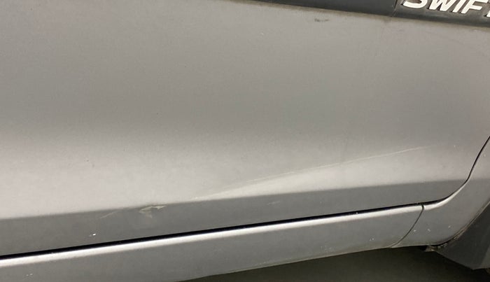 2012 Maruti Swift VXI, Petrol, Manual, 60,606 km, Driver-side door - Minor scratches