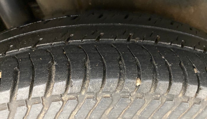 2012 Maruti Swift VXI, Petrol, Manual, 60,606 km, Right Rear Tyre Tread