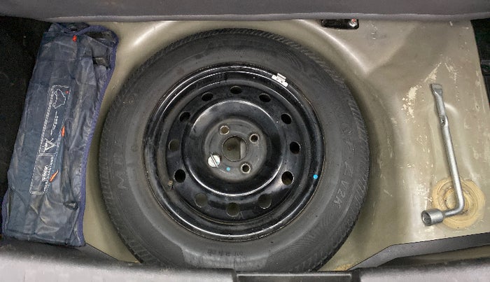 2012 Maruti Swift VXI, Petrol, Manual, 60,606 km, Dicky (Boot door) - Jack/Tool not available