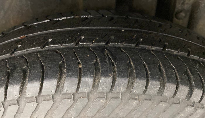 2012 Maruti Swift VXI, Petrol, Manual, 60,606 km, Left Rear Tyre Tread