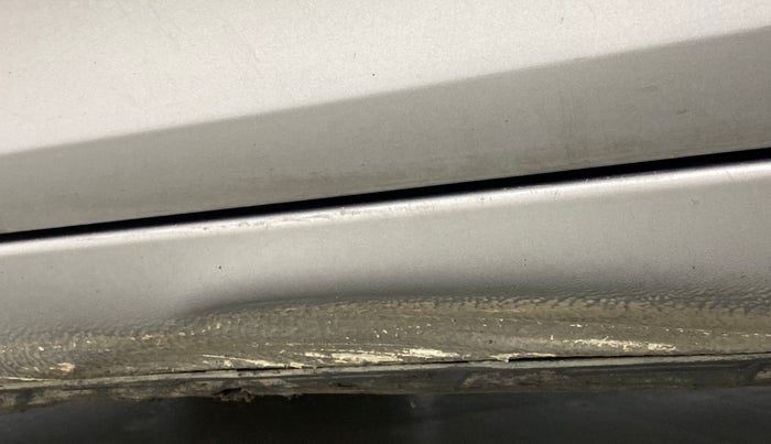 2012 Maruti Swift VXI, Petrol, Manual, 60,606 km, Left running board - Slightly dented