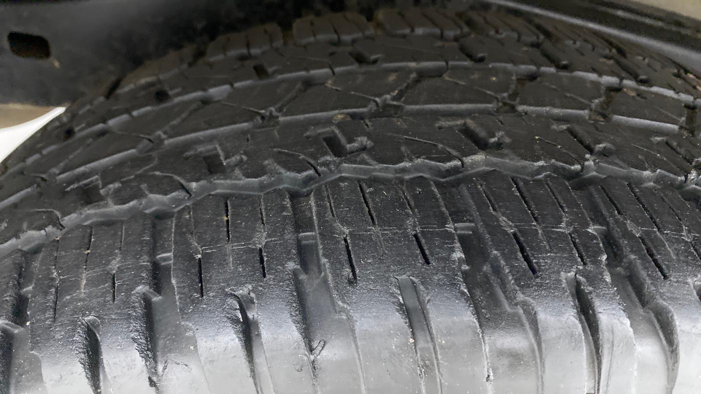 2012 Toyota Fortuner 3.0 AT 4X2, Diesel, Automatic, 1,99,118 km, Right Rear Tyre Tread