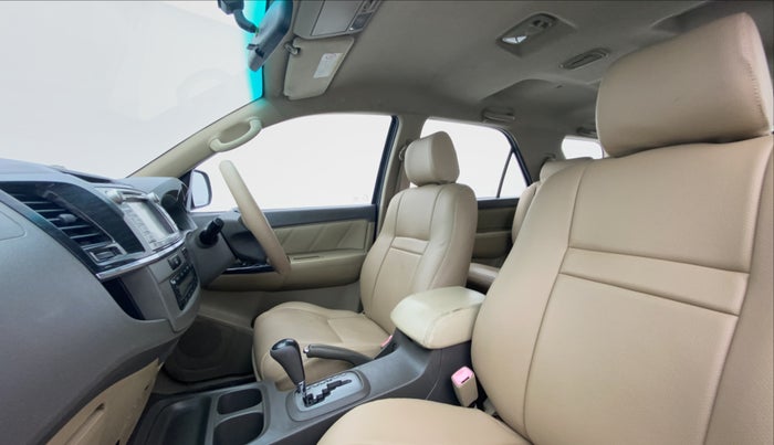 2012 Toyota Fortuner 3.0 AT 4X2, Diesel, Automatic, 1,99,118 km, Right Side Front Door Cabin