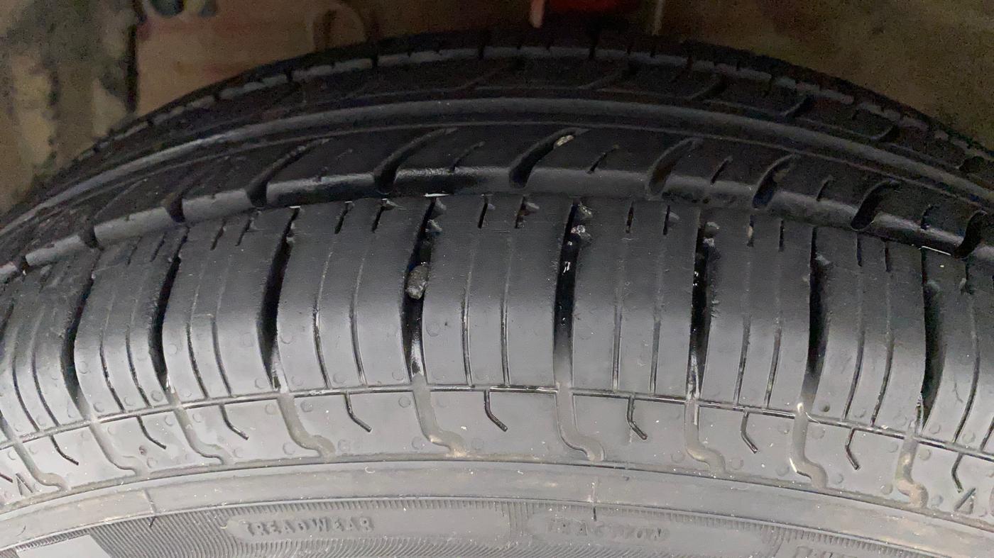 2015 Maruti Swift VXI, Petrol, Manual, 59,206 km, Left Front Tyre Tread