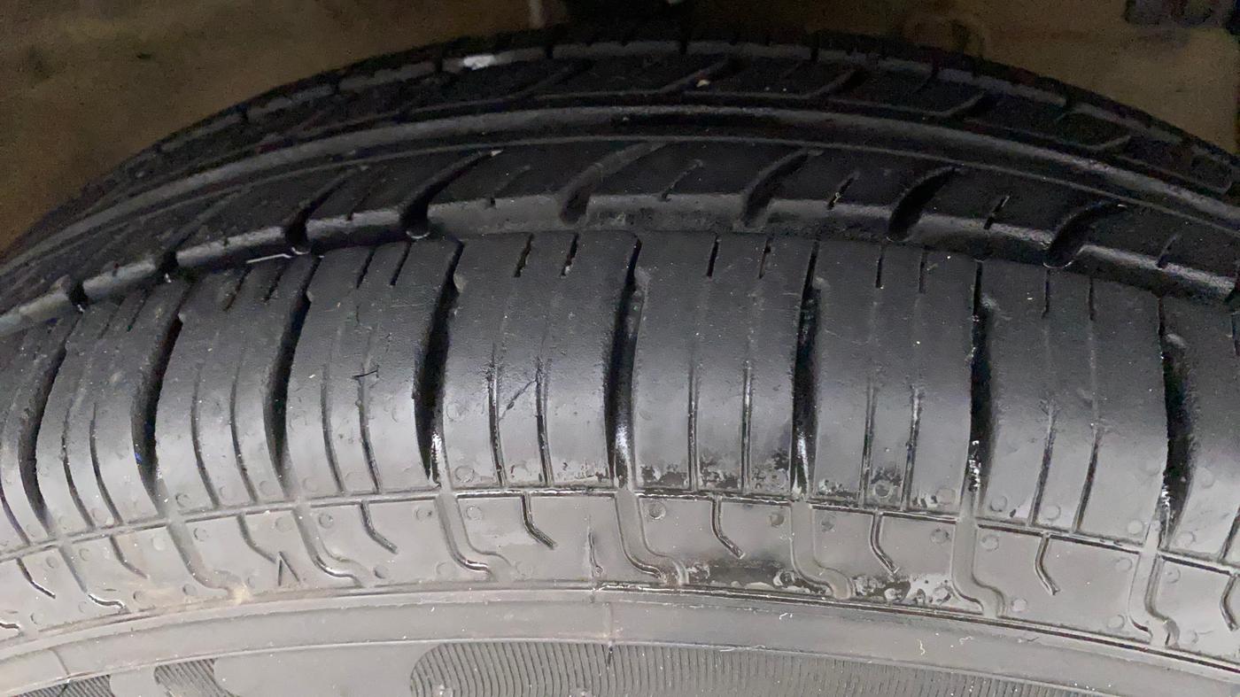 2015 Maruti Swift VXI, Petrol, Manual, 59,206 km, Right Front Tyre Tread