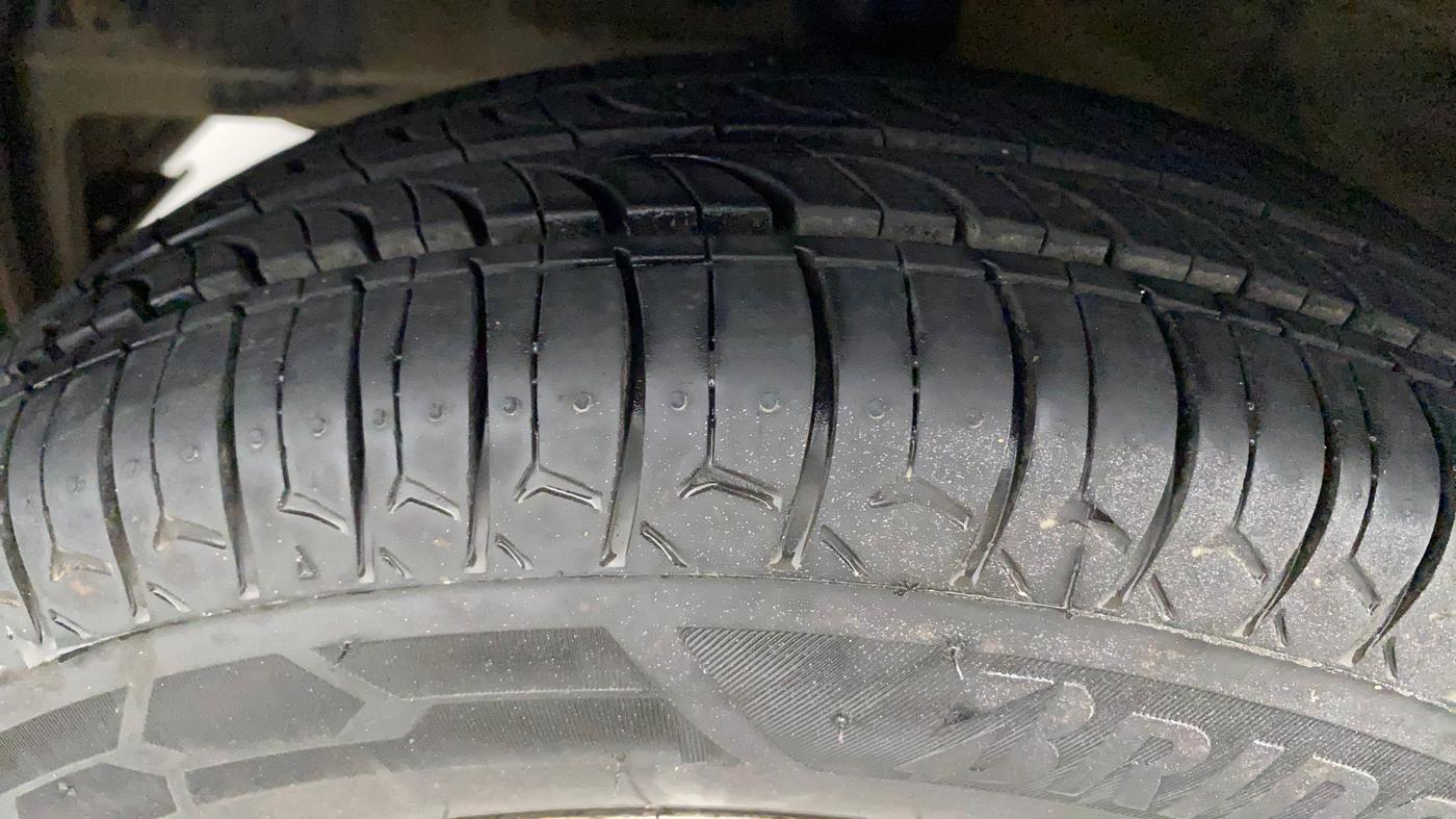 2016 Hyundai Eon ERA PLUS (O), Petrol, Manual, 74,638 km, Left Front Tyre Tread