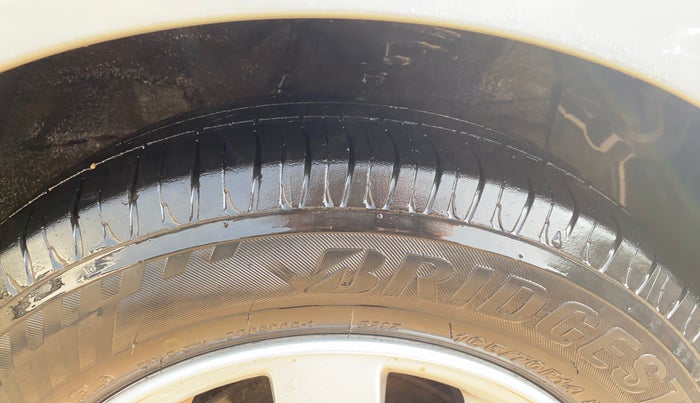 2015 Hyundai Xcent S (O) 1.2, Petrol, Manual, 61,983 km, Right Front Tyre Tread