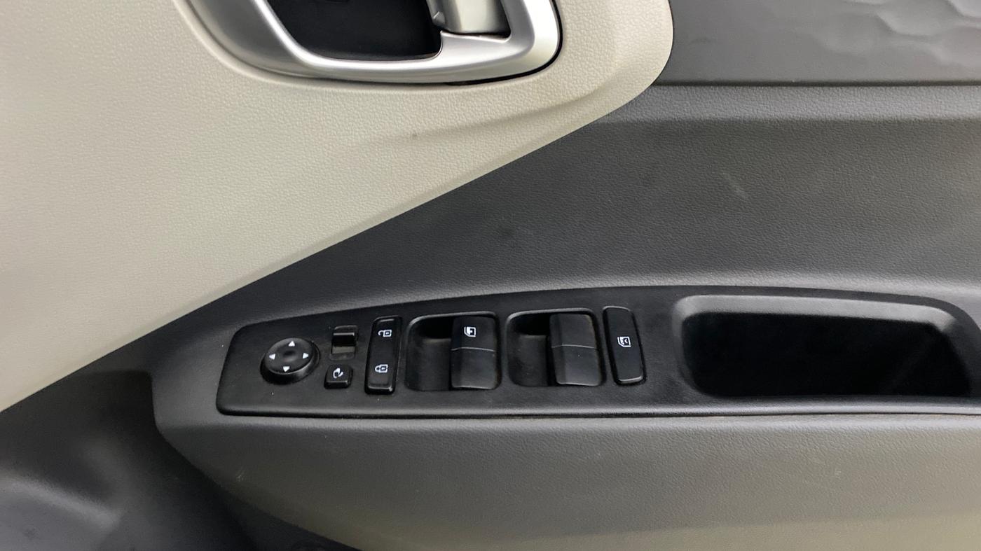 2023 Hyundai AURA SX 1.2 CNG, CNG, Manual, 91,199 km, Driver Side Door Panels Control