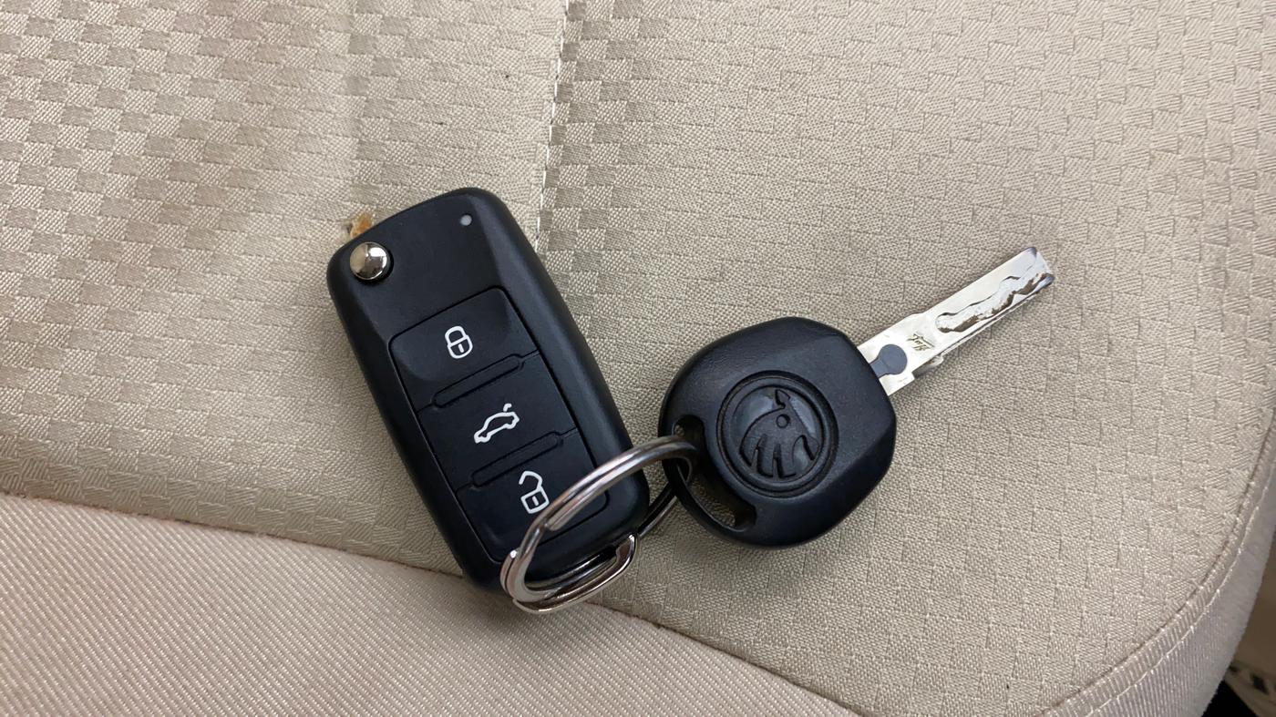 2015 Skoda Rapid AMBITION 1.6 MPI MT, Petrol, Manual, 90,440 km, Key Close Up