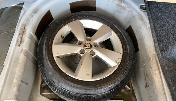 2015 Skoda Rapid AMBITION 1.6 MPI MT, Petrol, Manual, 90,252 km, Spare Tyre