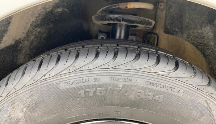 2015 Skoda Rapid AMBITION 1.6 MPI MT, Petrol, Manual, 90,252 km, Left Front Tyre Tread