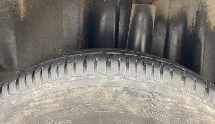 2015 Skoda Rapid AMBITION 1.6 MPI MT, Petrol, Manual, 90,252 km, Left Rear Tyre Tread