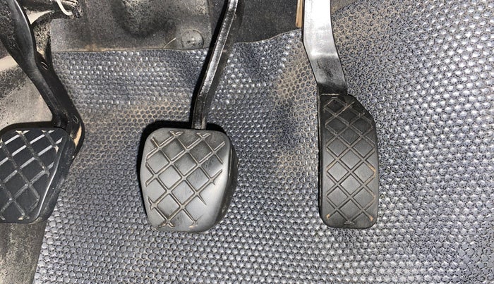 2015 Skoda Rapid AMBITION 1.6 MPI MT, Petrol, Manual, 90,252 km, Pedals