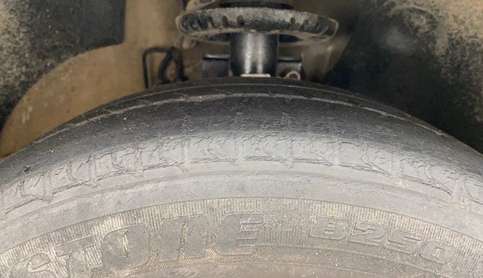 2015 Skoda Rapid AMBITION 1.6 MPI MT, Petrol, Manual, 90,252 km, Right Front Tyre Tread