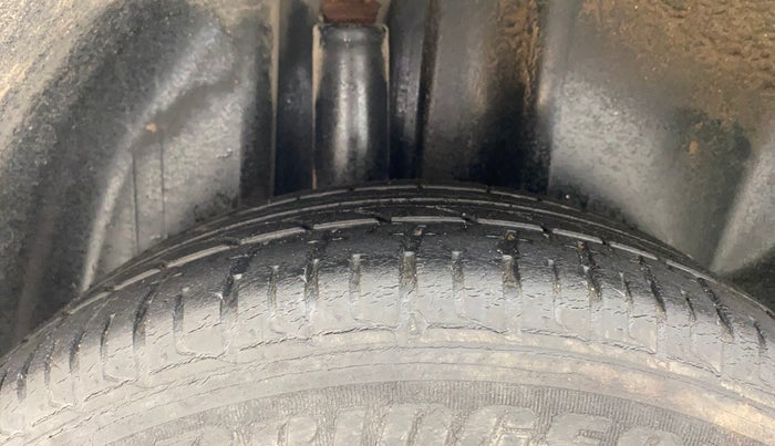 2015 Skoda Rapid AMBITION 1.6 MPI MT, Petrol, Manual, 90,252 km, Right Rear Tyre Tread