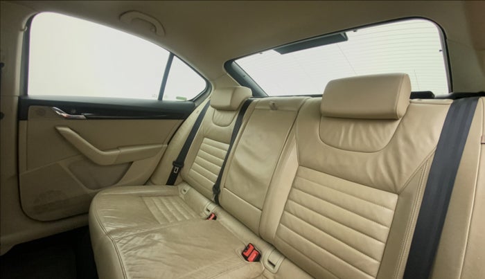 2017 Skoda Octavia 2.0 TDI CR STYLE PLUS AT, Diesel, Automatic, 1,25,219 km, Right Side Rear Door Cabin