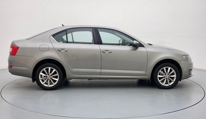 2017 Skoda Octavia 2.0 TDI CR STYLE PLUS AT, Diesel, Automatic, 1,25,219 km, Right Side View