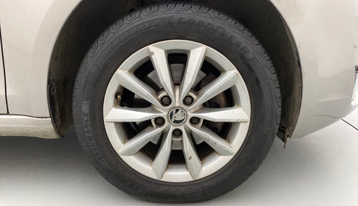 2017 Skoda Octavia 2.0 TDI CR STYLE PLUS AT, Diesel, Automatic, 1,25,219 km, Right Front Wheel