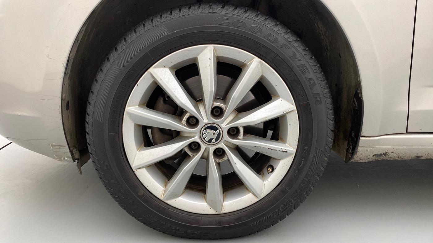 2017 Skoda Octavia 2.0 TDI CR STYLE PLUS AT, Diesel, Automatic, 1,25,219 km, Left Front Wheel